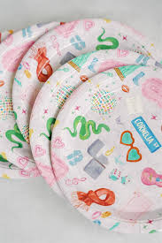 Taylor Swift paper plates, 9-inch (22.9 cm) paper plates, light purple party plates, Swiftie party supplies, eras tour-themed plates, Taylor Swift icons plates, Red heart glasses plate, 1989 Statue of Liberty plate, Reputation snake plate, Midnight lighter plate, Taylor Swift birthday party, Cornelia Street party supplies, Shake It Off party decor, glossy paper plates, Taylor Swift-themed tableware.