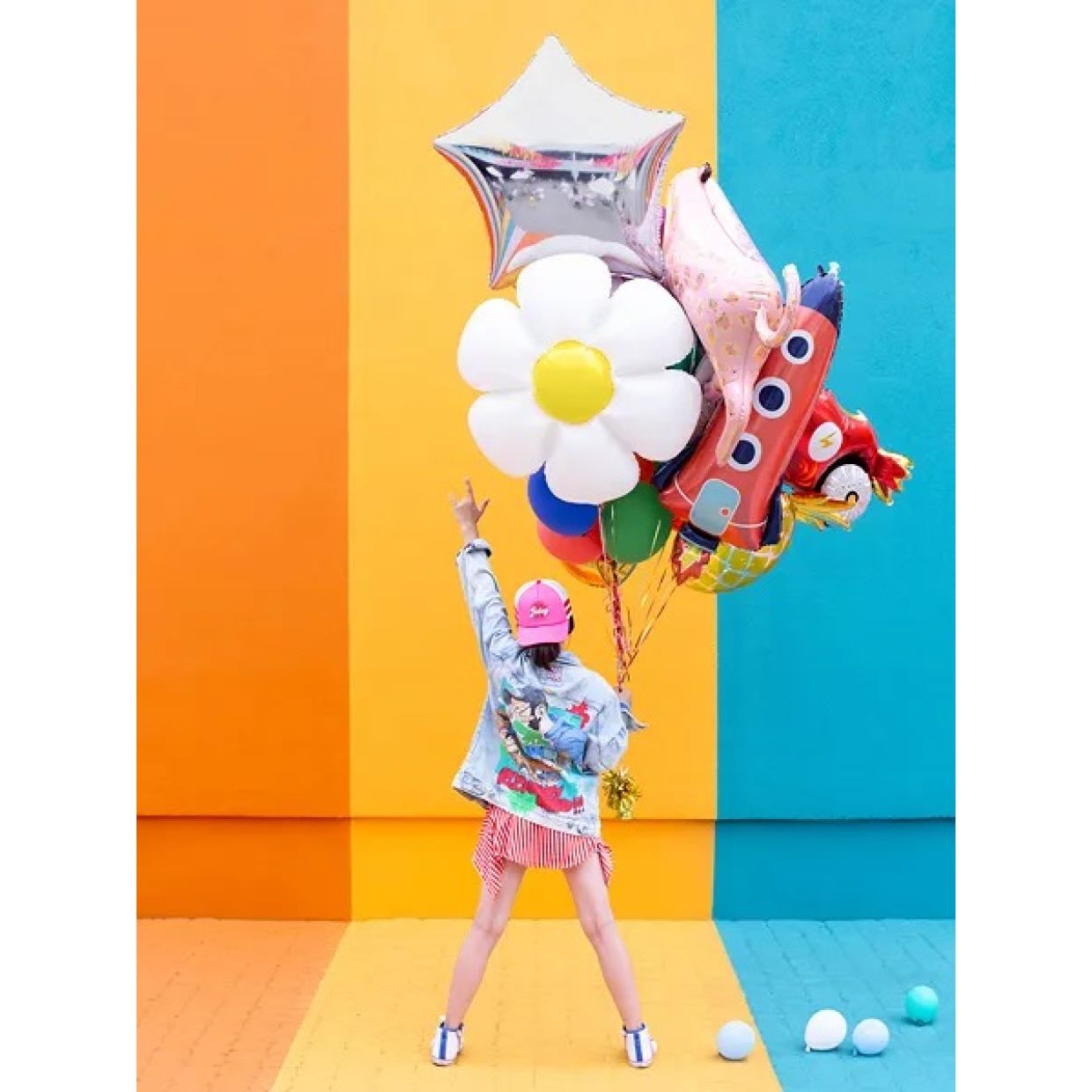 Glossy white daisy foil balloon, yellow daisy foil balloon, supershape flower balloon, large daisy balloon, 97cm x 103cm balloon, daisy party balloon, foil balloon for spring events, floral party balloon, yellow and white foil balloon, birthday party balloon, springtime celebration decoration, daisy-shaped foil balloon, floral party decoration, helium daisy balloon, flower-shaped foil balloon, supershape floral balloon, daisy themed balloon, giant daisy balloon, yellow flower balloon, party decorations with